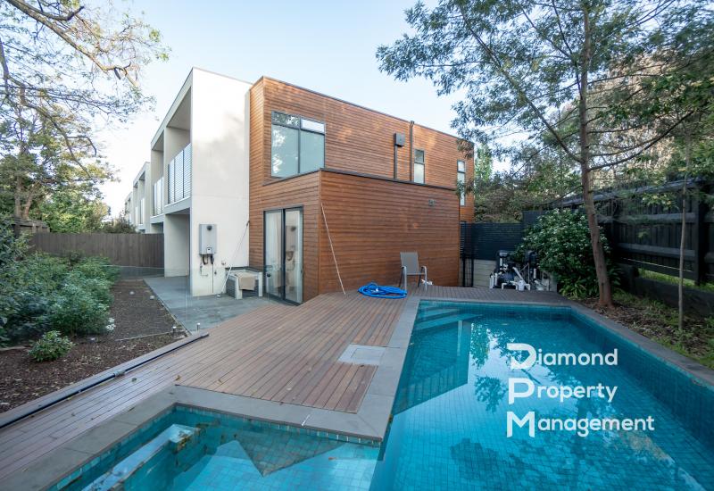 Contemporary Townhouse in Melbourne's Highly Desirable Suburb