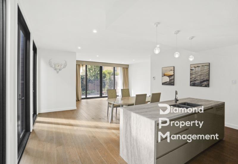 Morden Townhome At Melbourne's Sought-after Suburb
