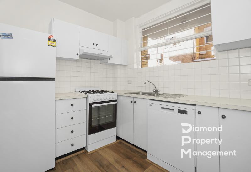 Stylishly Well-maintained Ground-Floor Apartment in Prime Inner-City Location