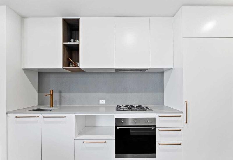 Spacious Top-Floor One-Bedroom Apartment – The Parade, Box Hill