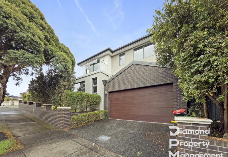 Contemporary Family Living in Prime Blackburn South Location