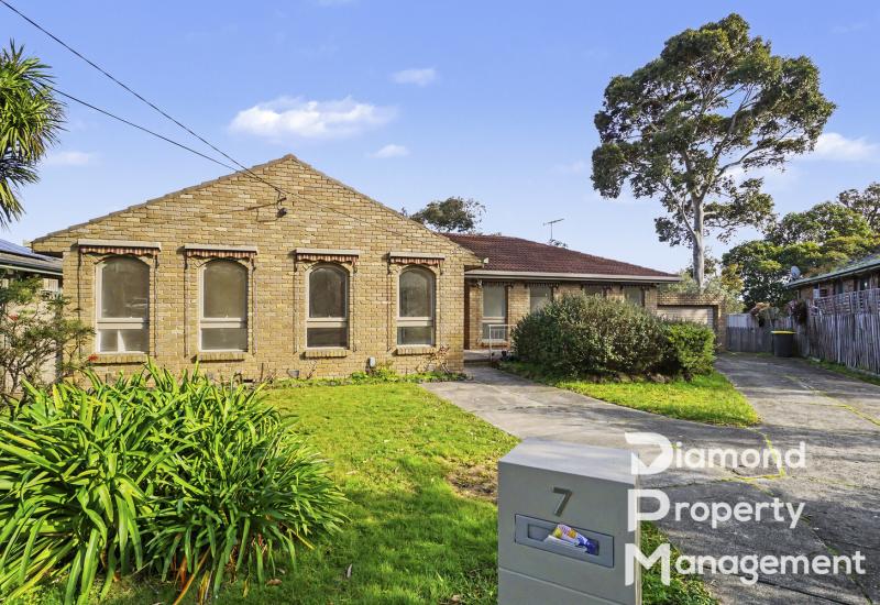 Comfortable Family Living in a Peaceful Court Setting