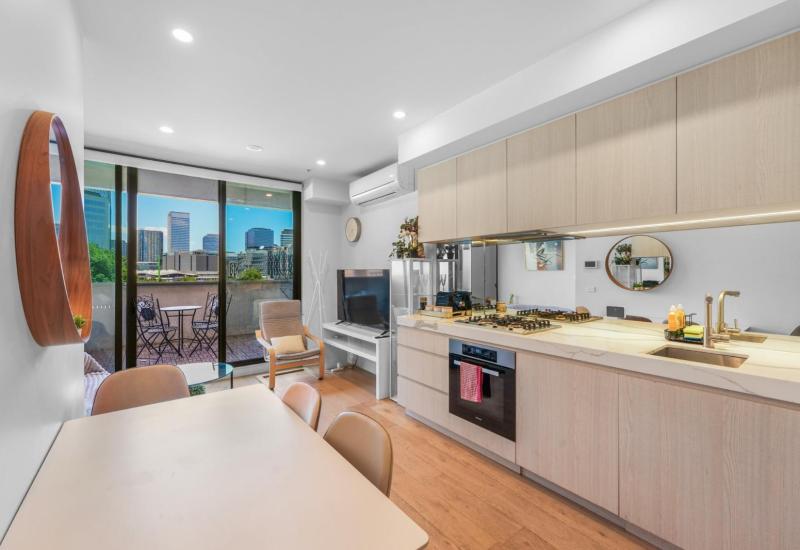 Stylish Apartment with Expansive Terrace & City Views