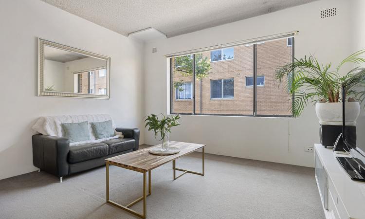 BRIGHT TOP FLOOR UNIT IN BOUTIQUE BLOCK - FUEL CRISIS SAVIOUR