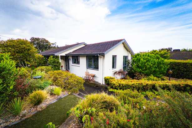 Immaculately Presented Home - One of Lyons Most Desirable Cul De Sacs