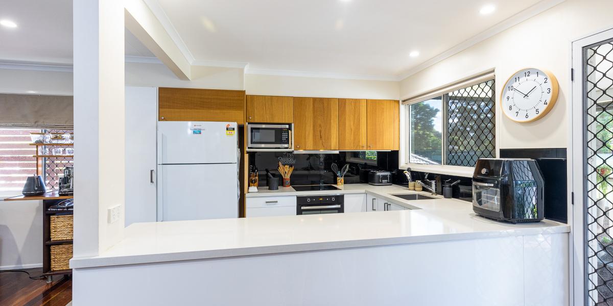 BEAUTIFULLY RENOVATED DUAL LIVING WITH 3 BAY POWERED SHED ON A PRIVATE QUARTER ACRE ONLY 5 MINS TO M1!
