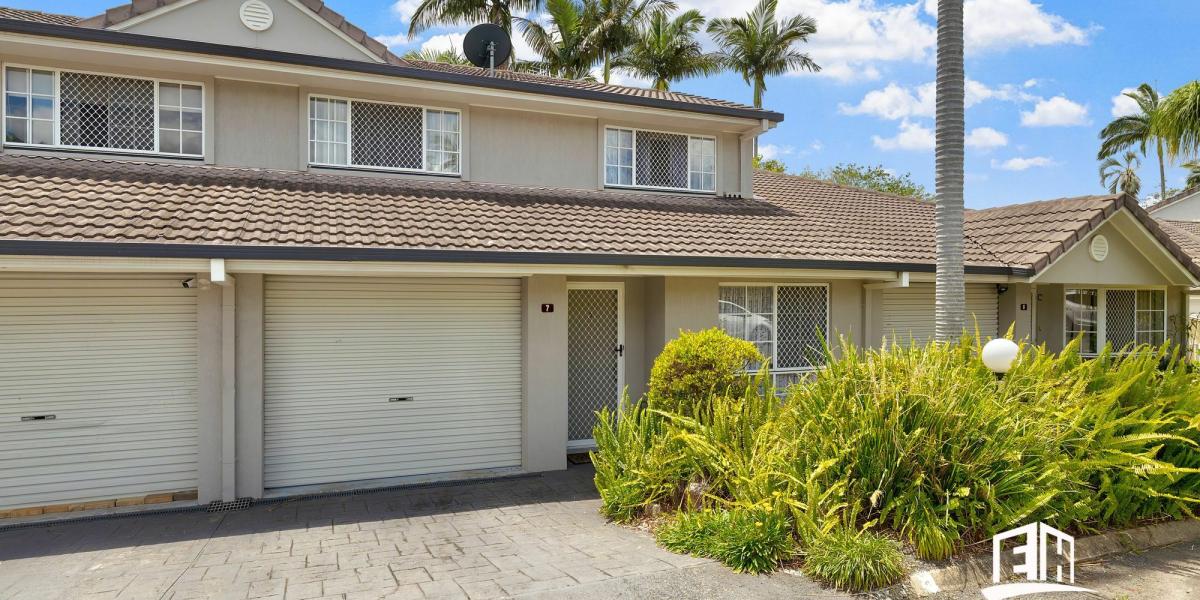 IDEALLY POSITIONED 2 BED TOWNHOUSE WITH A COURTYARD, POOL & TENNIS COURT ACCESS