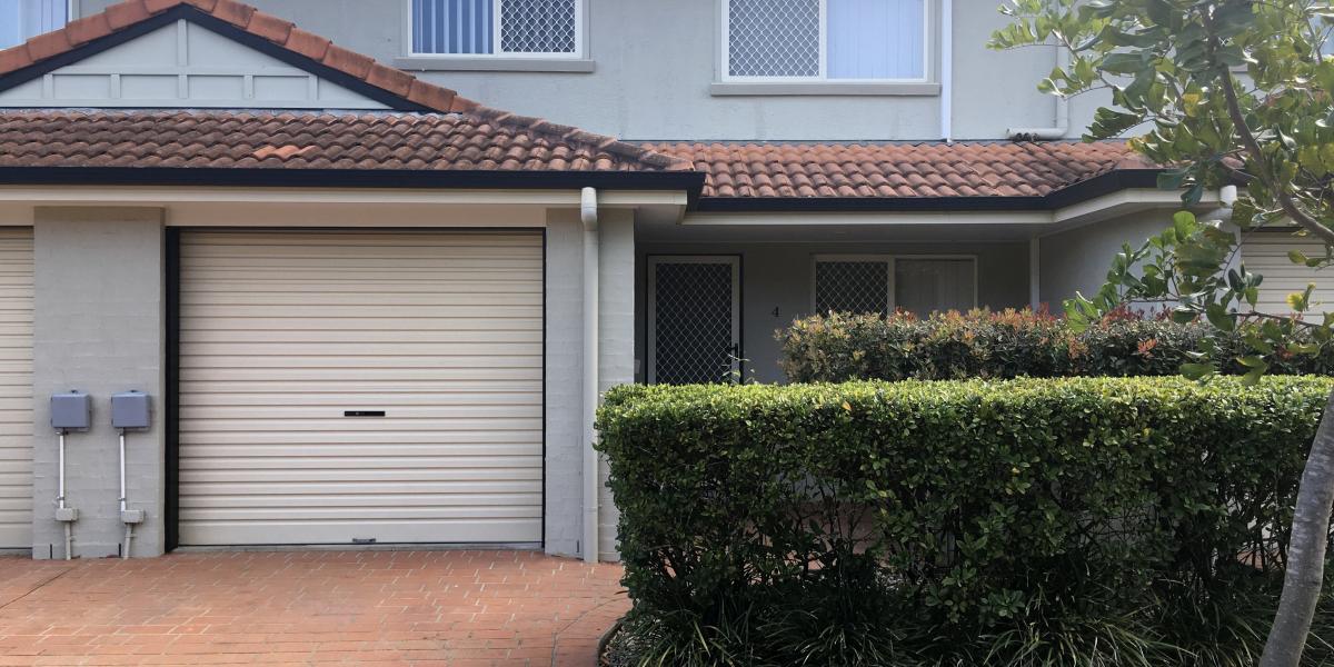 VERY QUIET, GATED COMPLEX 3BRM TOWNHOUSE !!!!