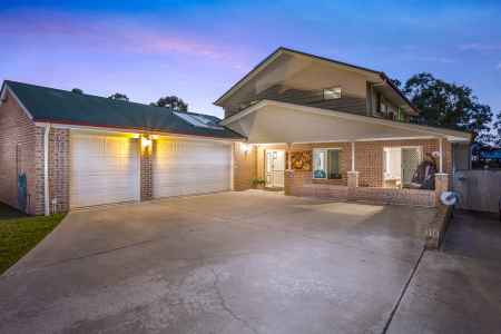 HUGE FAMILY HOME ON 990SQM IN MORAYFIELD!!