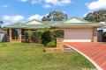 FAMILY HOME WITH MULTIPLE LIVING AREAS IN A CUL-DE-SAC !
