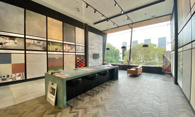 For Lease 187 sqm Showroom , Office +4 Car Parks- Landmark Complex