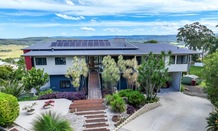 AWARD-WINNING ARCHITECTURE WITH ELEVATED COASTAL & HINTERLAND VIEWS