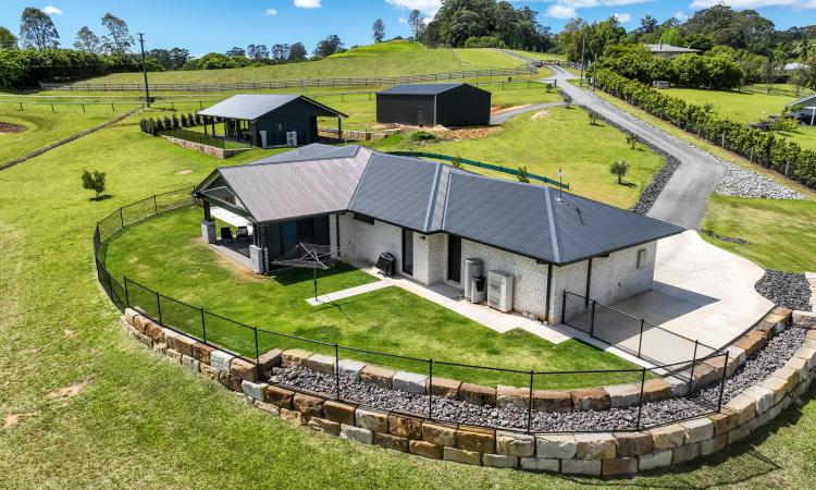 10 Acres | 2 Homes | Elite Equestrian Facilites | 500m to Woombye Township.