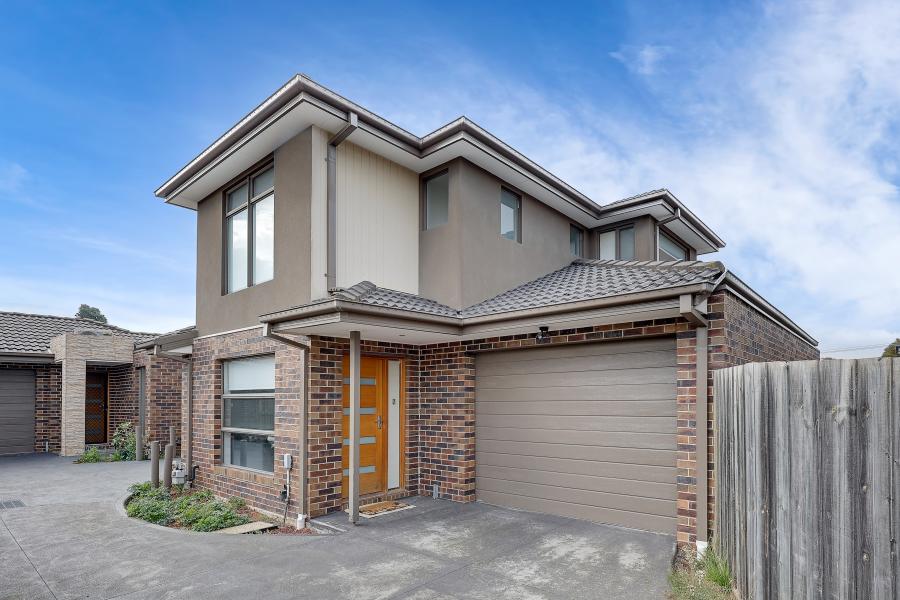 IDEAL LOCATION, LIFESTYLE & CONVENIENCE!