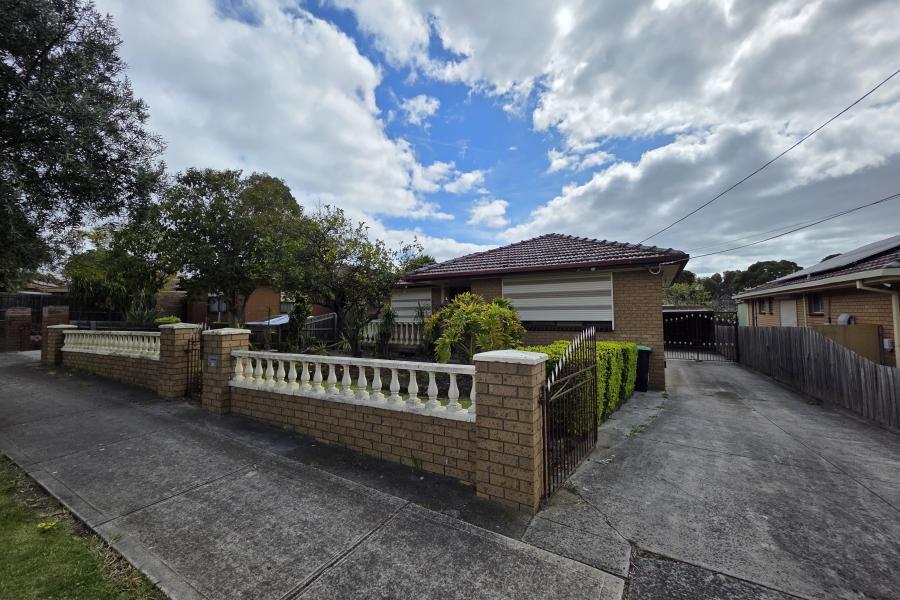 Spacious 3-Bedroom/ Study,  In Prime Location!