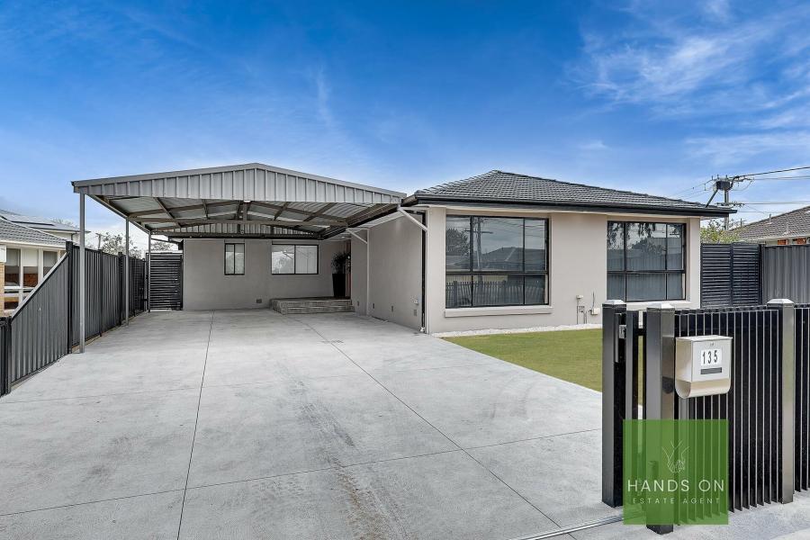 Spacious Home in the Heart of Gladstone Park!