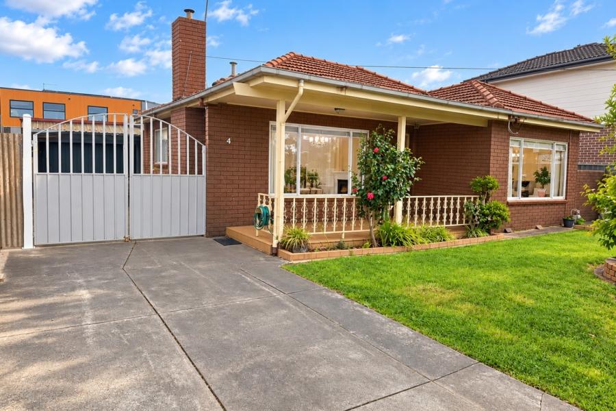 Comfort, Space and Convenience in the Heart of Avondale Heights!
