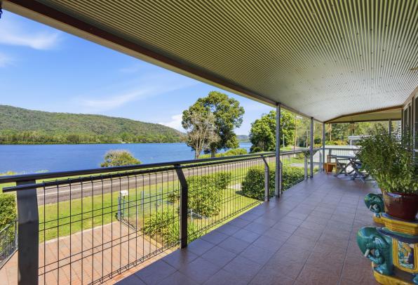 Nautical-Inspired Riverside Living with Uninterrupted Hawkesbury Views