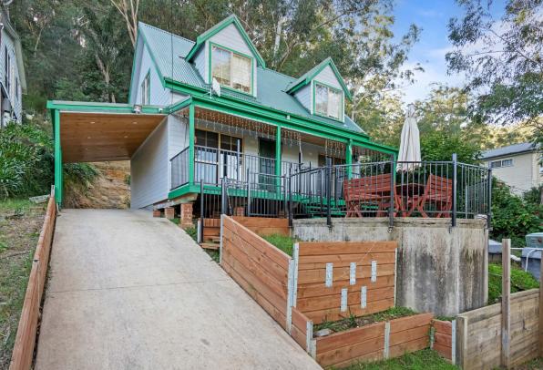 Stylishly Renovated Valley Retreat Moments from Wisemans Ferry