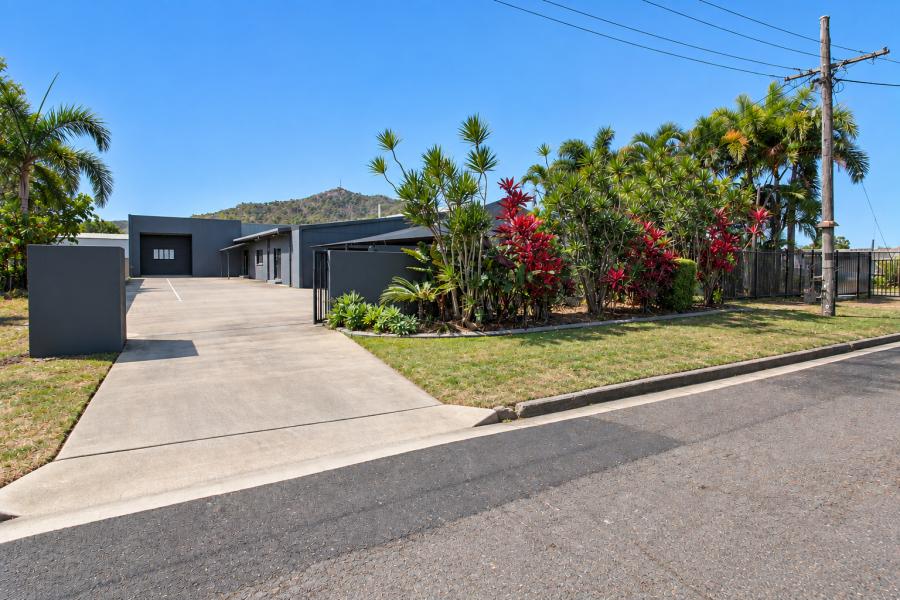 Commercial Office / Warehouse in Hyde Park