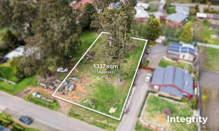 1337m2 STEPS FROM TOWN