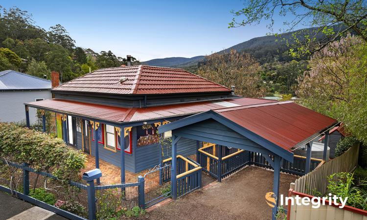 Quaint & Quirky Period Home Close to Town