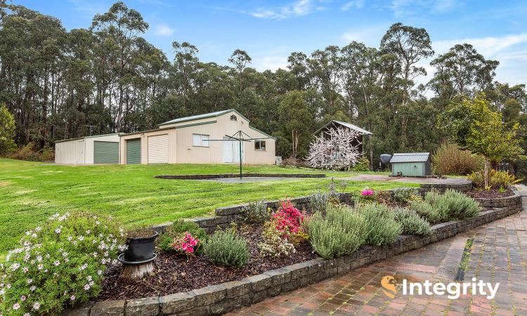 Elegant Metricon-Designed Home in Kinglake West