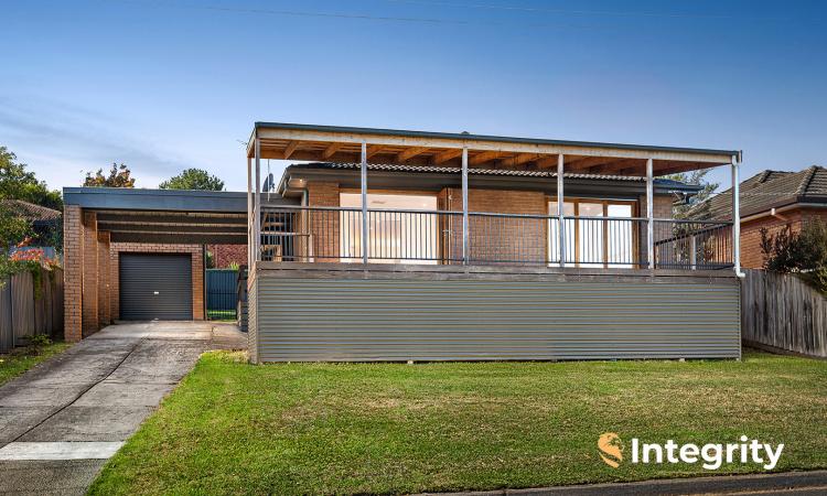 RENOVATED, 3 LIVING ROOMS, ENTERTAINING FOCUS