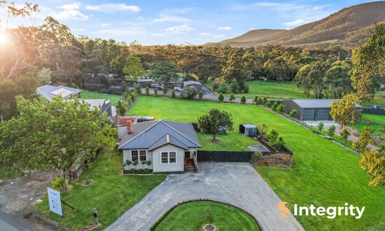 EVERY TRADESMAN ADMIRES THIS 1 ACRE BEAUTY