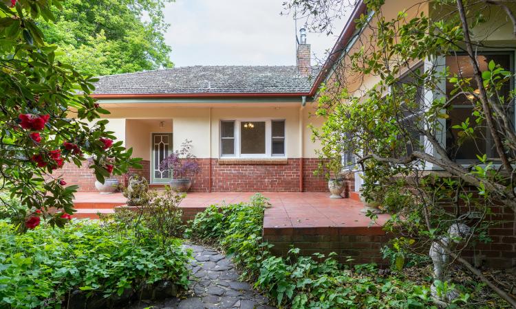 A Unique Country Retreat on 7.2 Acres