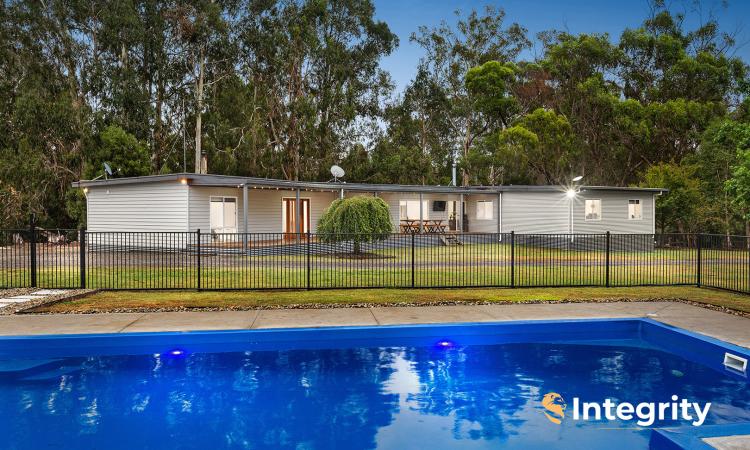 6 BEDROOM FAMILY HOME ON 17 ACRES (APPROX.)