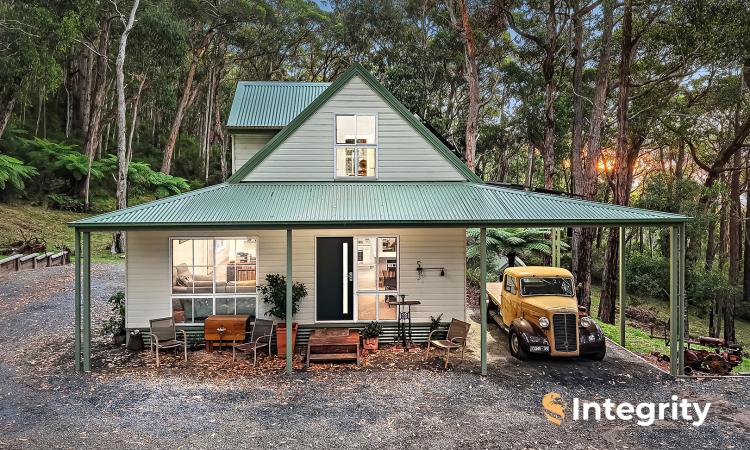 LOFT-DESIGN 11.5 ACRES BACKING ONTO STATE FOREST