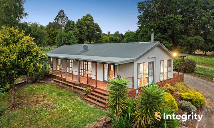 2.5 Acres of Lifestyle Living – Modern Comforts and Country Charm