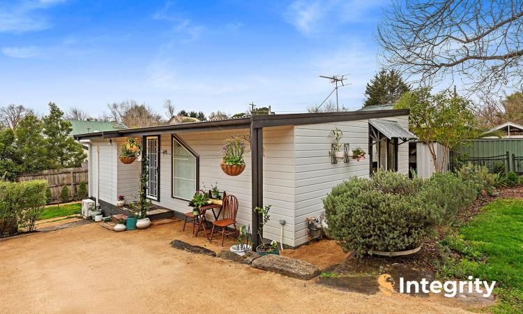 FIRST HOME BUYERS!!! BEAUTIFUL COTTAGE, WALK TO MORNING COFFEE