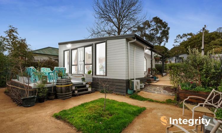 FIRST HOME BUYERS!!! BEAUTIFUL COTTAGE, WALK TO MORNING COFFEE