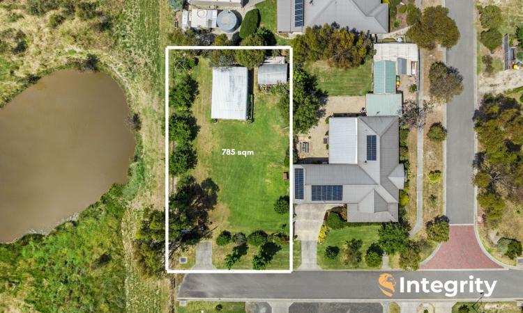 FLAT, CONCRETE DRIVE, 785 SQM RESIDENTIAL ZONE