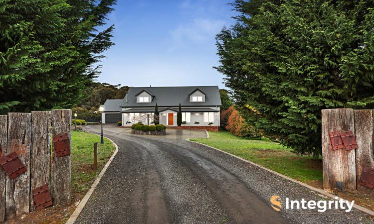 ESCAPE TO KINGLAKE WEST – YOUR MODERN COUNTRY RETREAT AWAITS