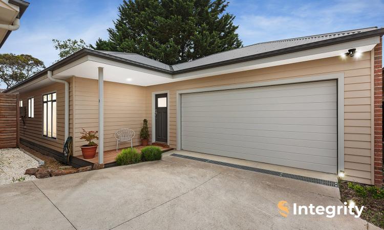New family home walking distance to Healesville