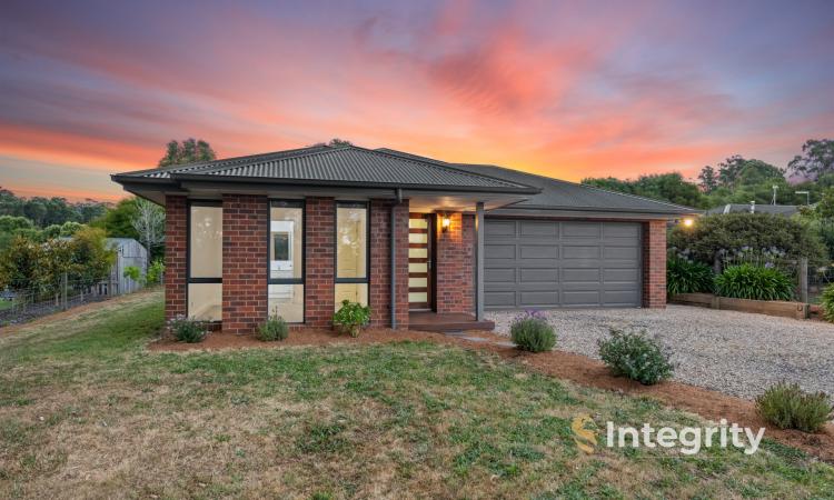 Price Reduced - Modern Family Living in the Heart of Kinglake West