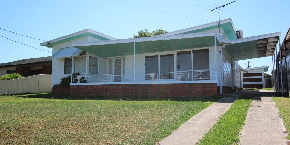 Charming Elevated Home with Picturesque Views Over Inverell
