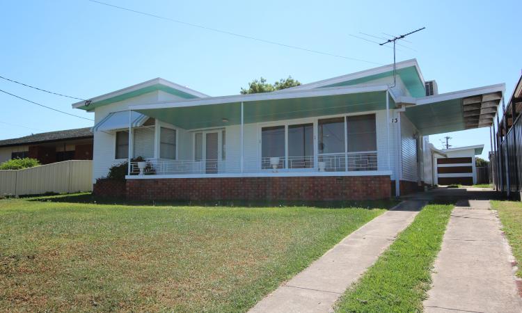 Charming Elevated Home with Picturesque Views Over Inverell