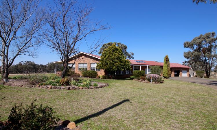 KUMPARTOO - Home on acreage and McIntyre River