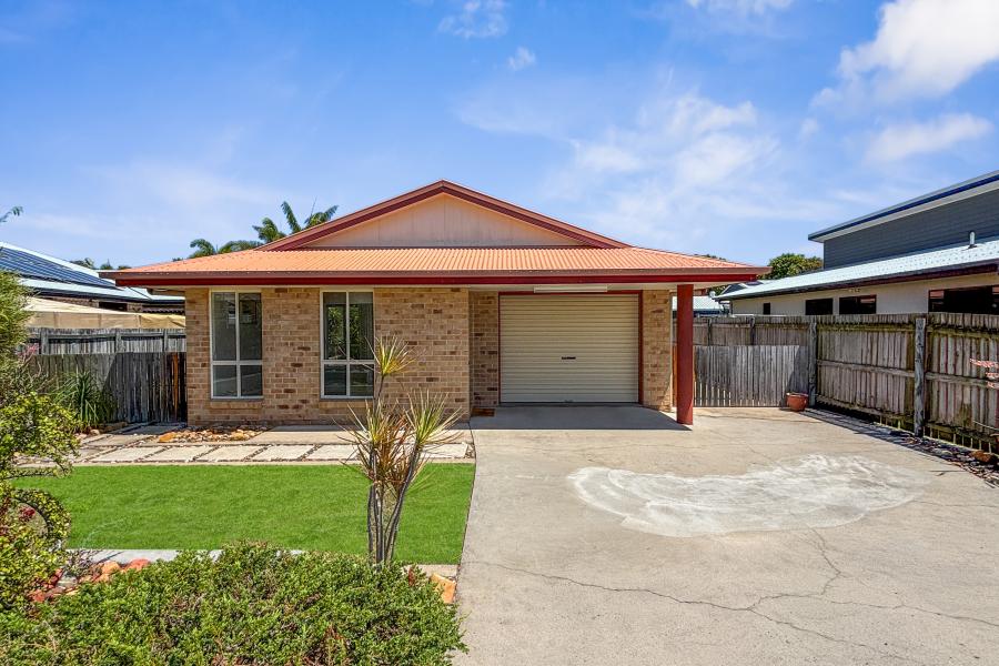 HOME WITH SIDE ACCESS & SHED IN GOLF VIEW ESTATE!