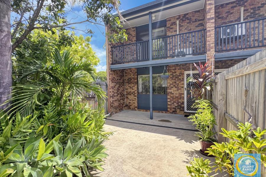 TWO BEDROOM TOWNHOUSE CLOSE TO THE RIVER