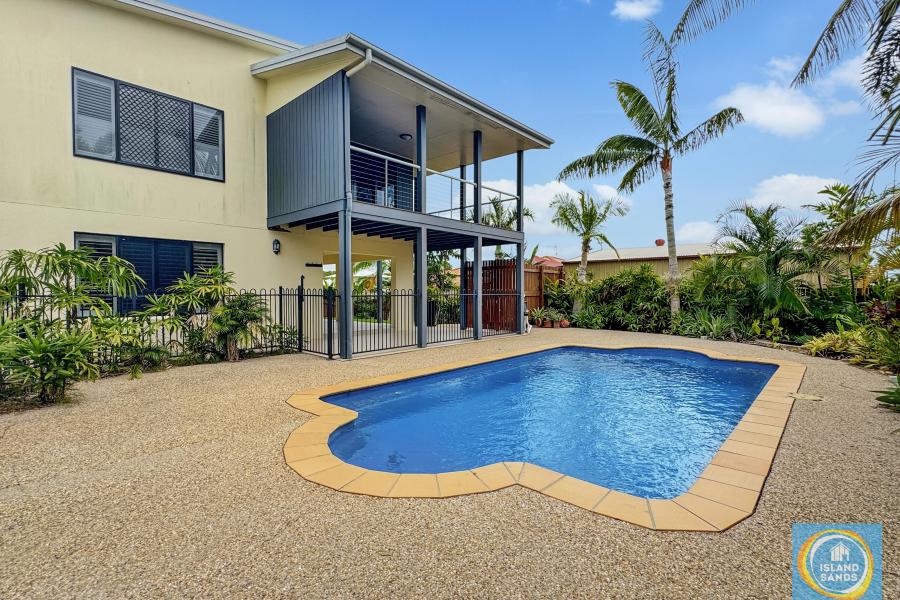 FAMILY HOME WITH POOL, SHED & MULTIPLE LIVING AREAS!