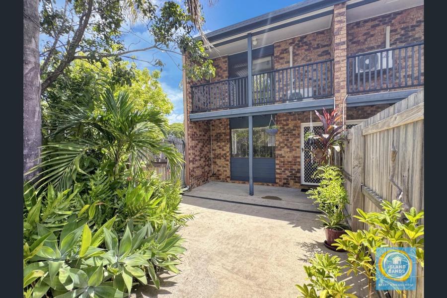 TWO BEDROOM TOWNHOUSE CLOSE TO THE RIVER!