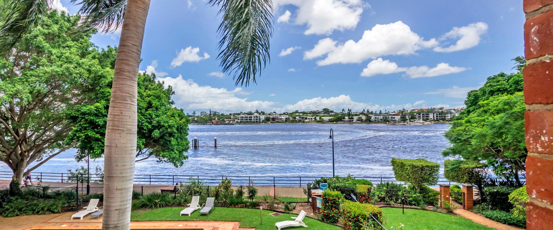 Jackie Bayard Real Estate DIRECT RIVERFRONT WOOLSTORE!