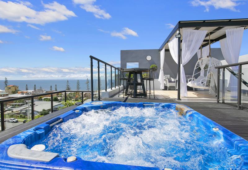 PENTHOUSE LIVING – RENOVATED WITH SPECTACULAR VIEWS