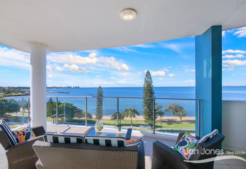 Waterviews – Immaculate Waterfront Apartment