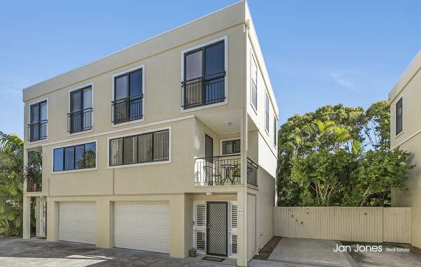 Unit 11, Woody Point - Image 1